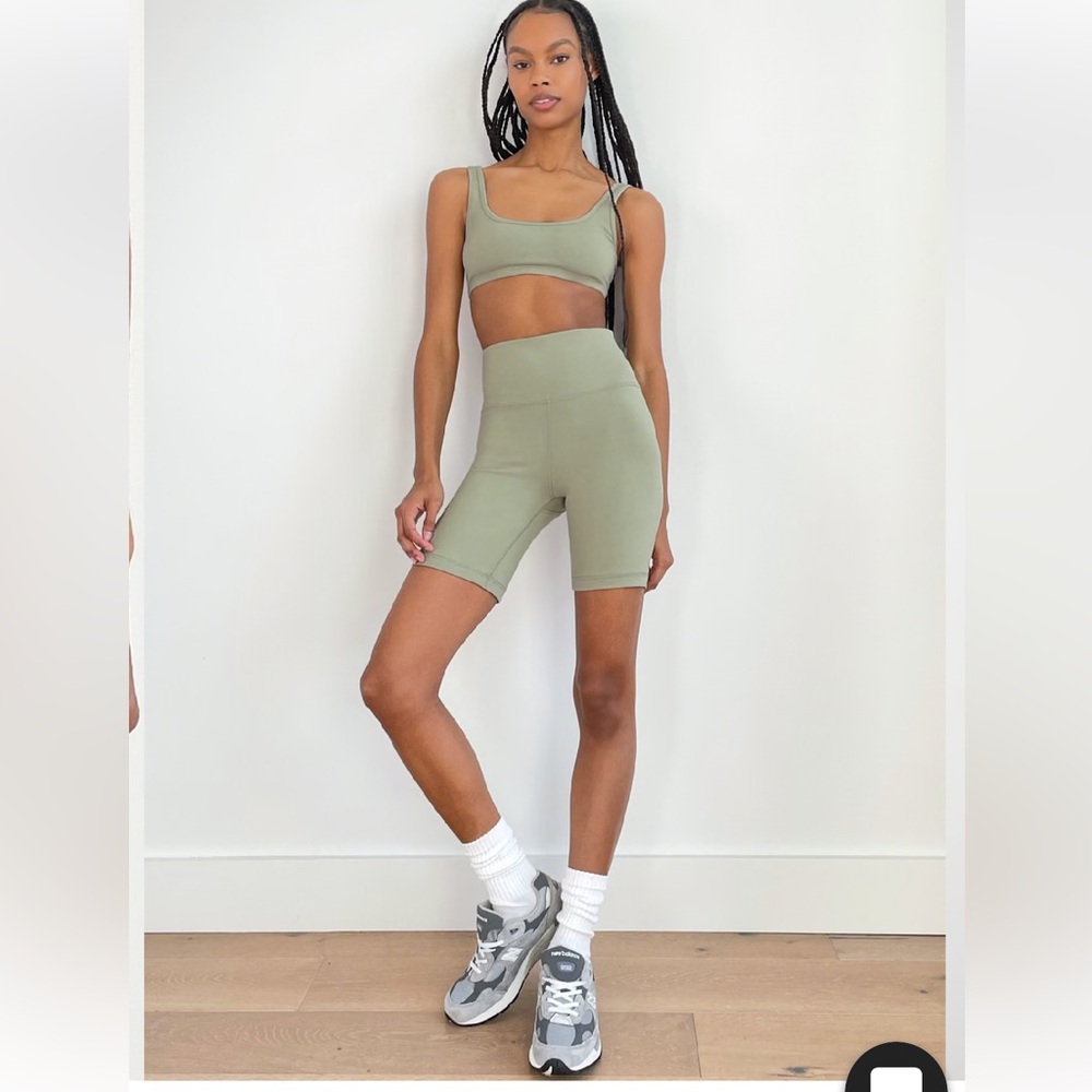 NWT Aritzia TNA TNALife Super-Hi 7 inch shorts in Dusky Green medium